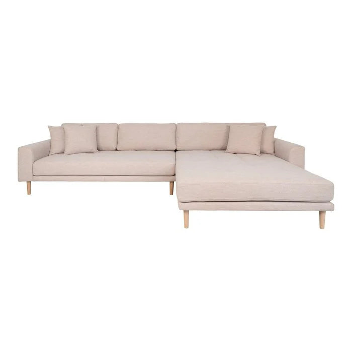 Lido Lounge Sofa – Lounge Sofa, rechtsseitig in Sand mit vier Kissen und Beinen aus Naturholz