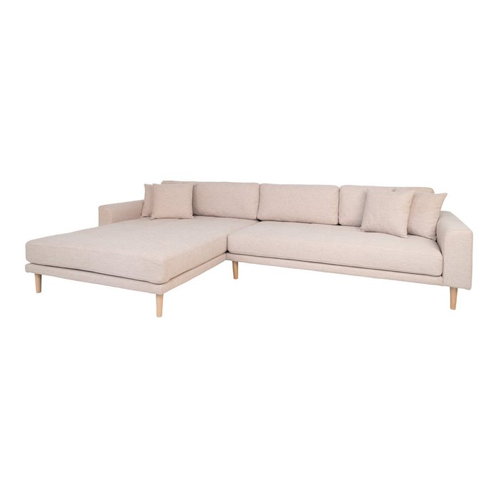 Lido Lounge Sofa – Lounge Sofa, linksseitig in Sand mit vier Kissen und Beinen aus Naturholz