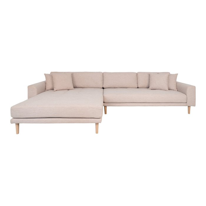 Lido Lounge Sofa – Lounge Sofa, linksseitig in Sand mit vier Kissen und Beinen aus Naturholz